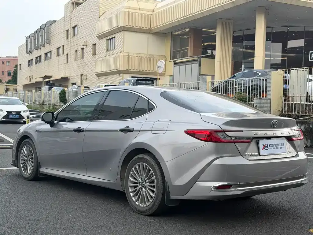 Toyota Camry — фото 5