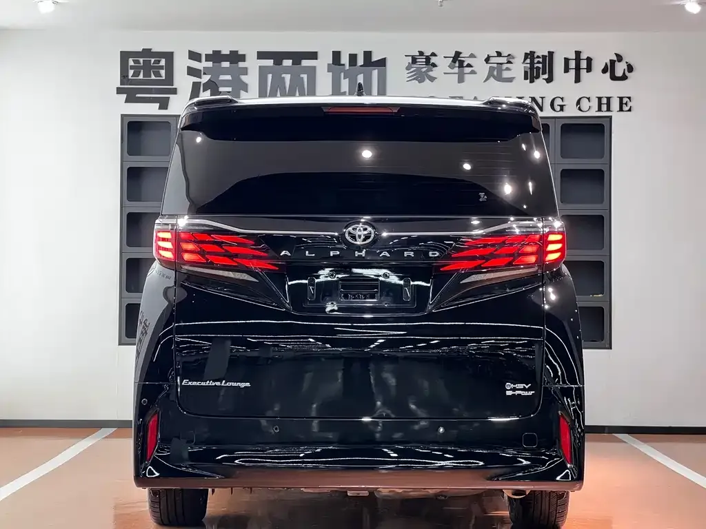 Toyota Alphard — фото 9
