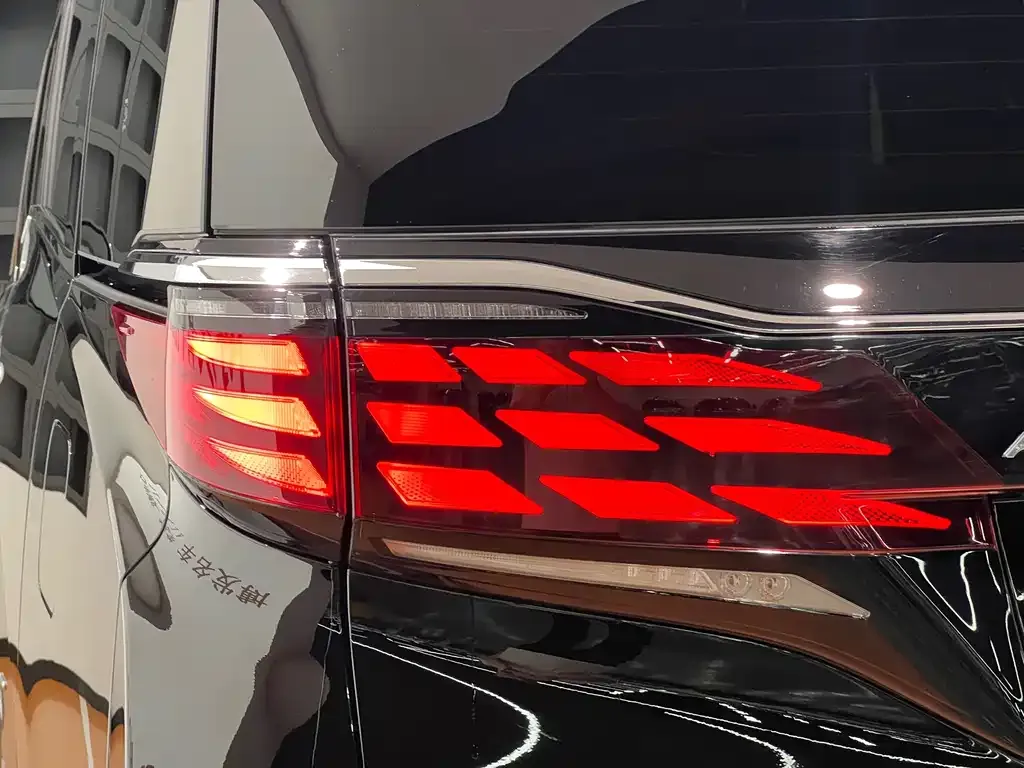 Toyota Alphard — фото 4