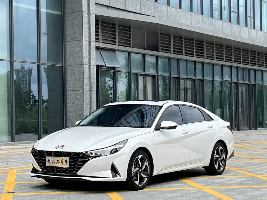 Hyundai Elantra — фото 1