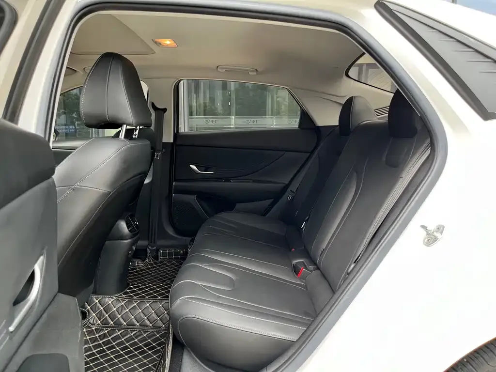 Hyundai Elantra — фото 2
