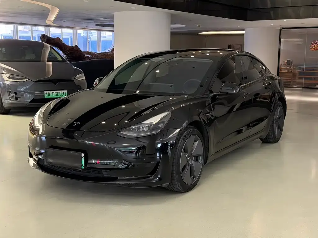 Tesla Model 3 — фото 1