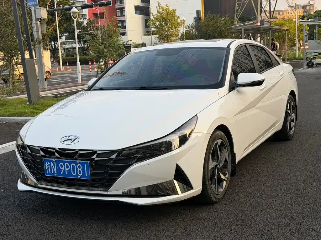 Hyundai Elantra — фото 1