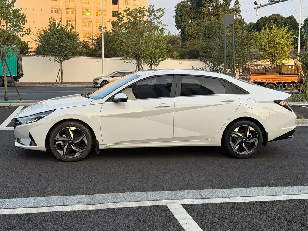 Hyundai Elantra — фото 5