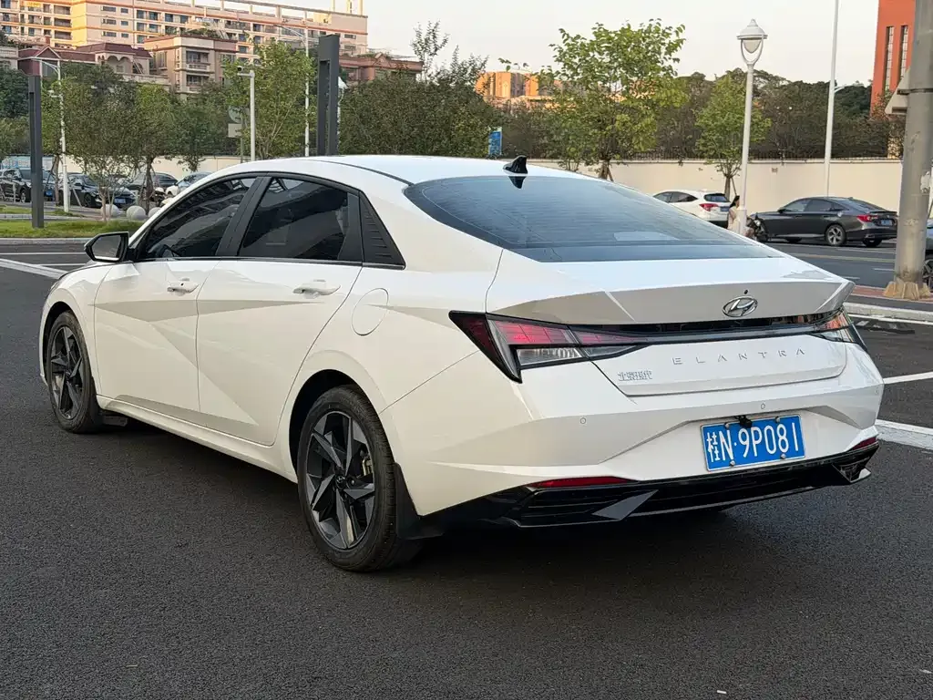 Hyundai Elantra — фото 2