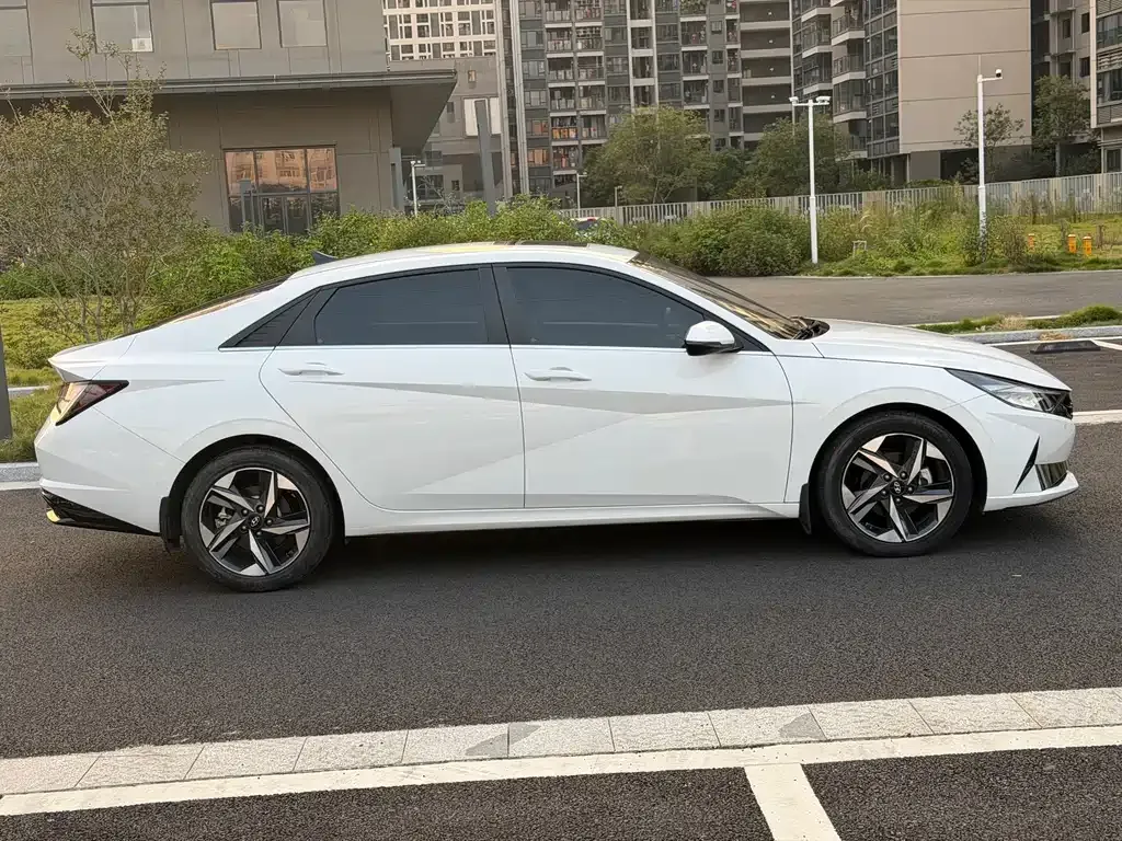 Hyundai Elantra — фото 7