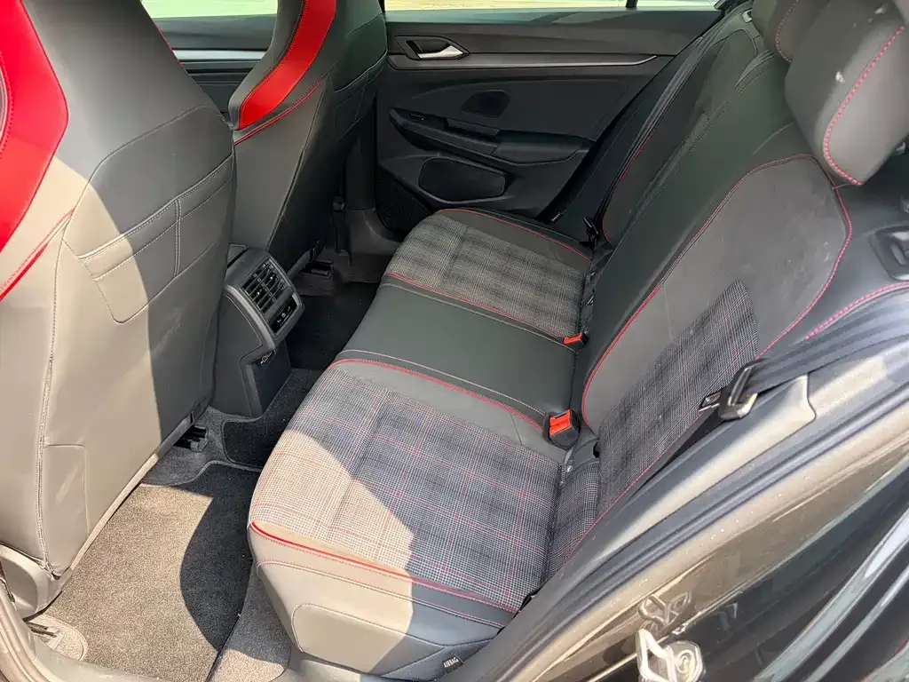 Volkswagen Golf GTI — фото 6