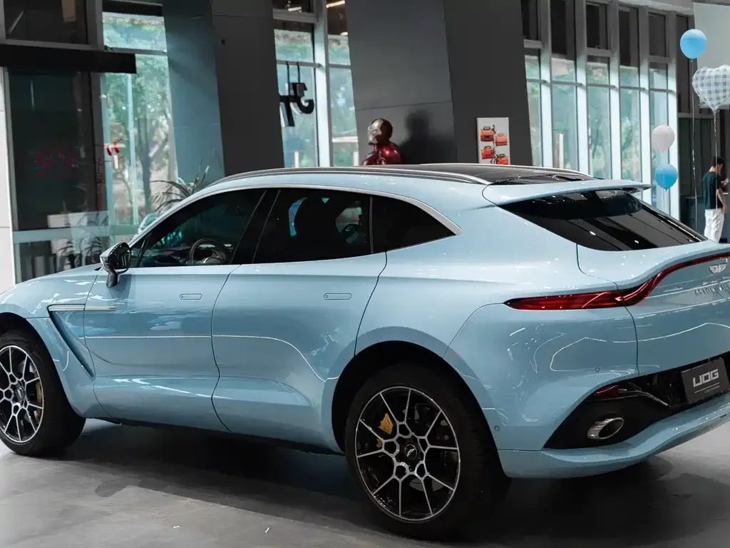 Aston Martin DBX — фото 10