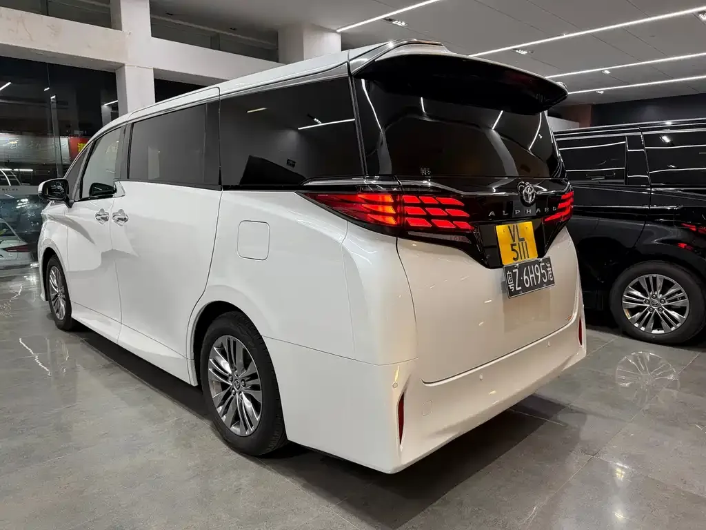 Toyota Alphard — фото 5