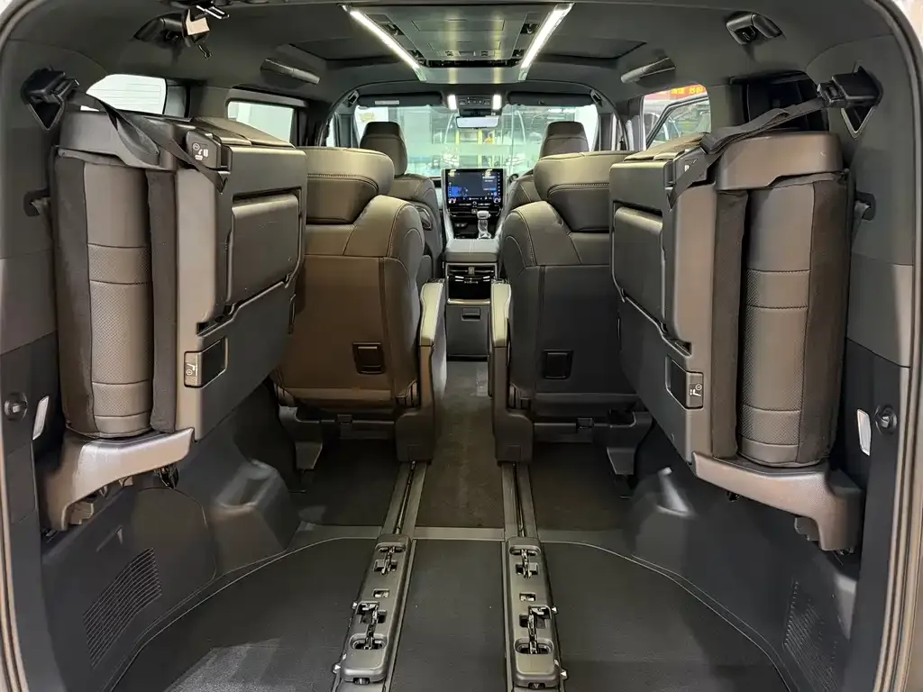 Toyota Alphard — фото 9
