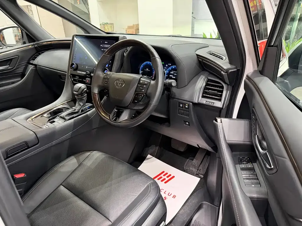 Toyota Alphard — фото 4