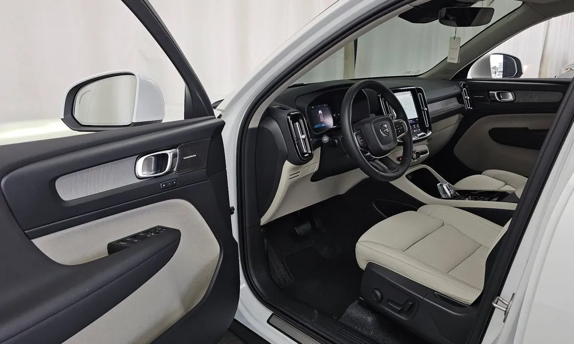 Volvo XC40 — фото 10