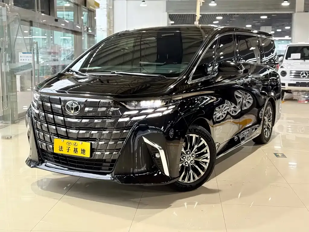 Toyota Alphard — фото 1