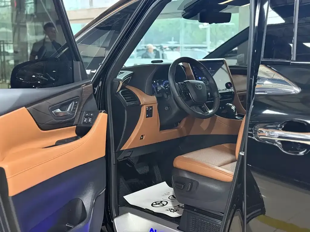 Toyota Alphard — фото 9