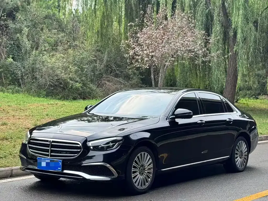 Mercedes-Benz E-Class — фото 1