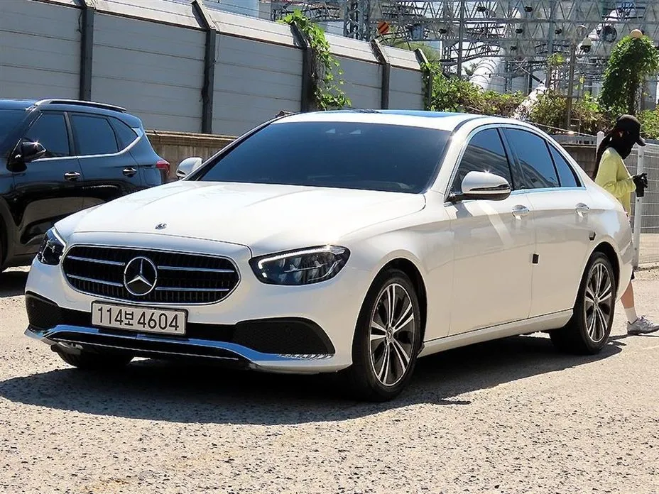 Mercedes-Benz E-Class — фото 1