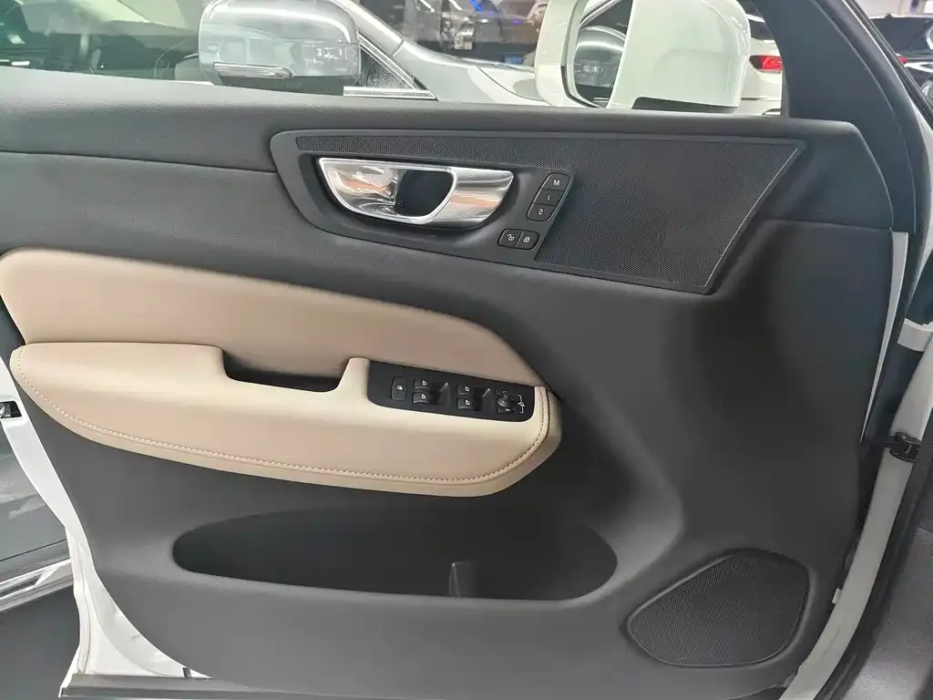 Volvo XC60 — фото 10