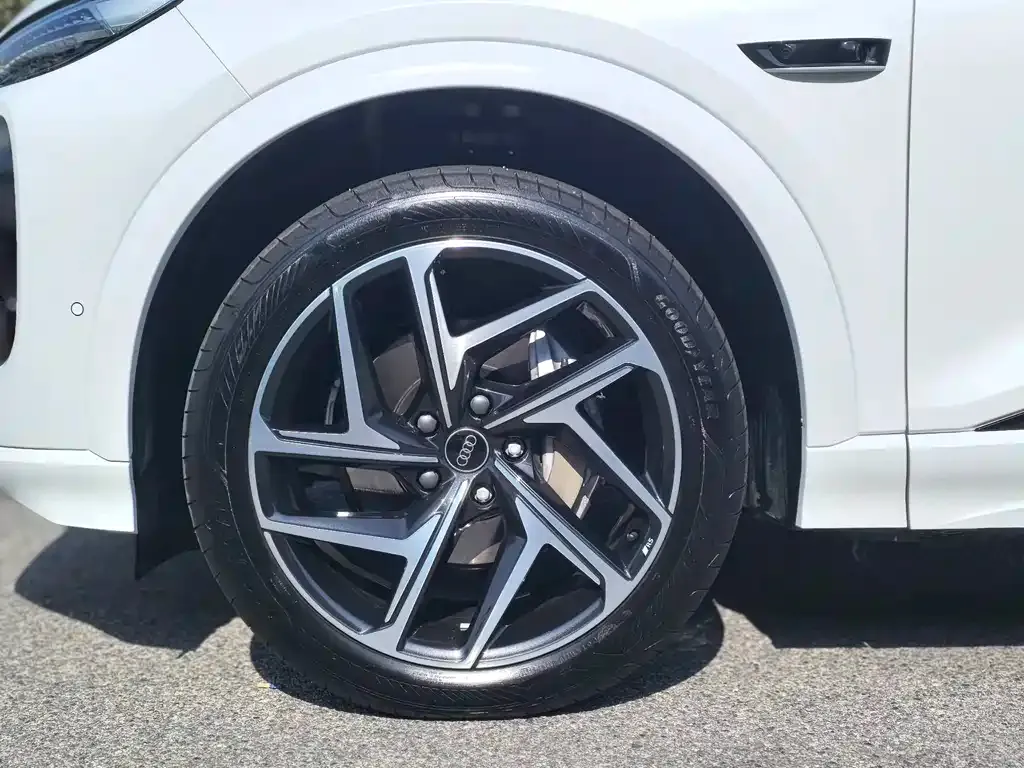 Audi Q6L e-tron — фото 4