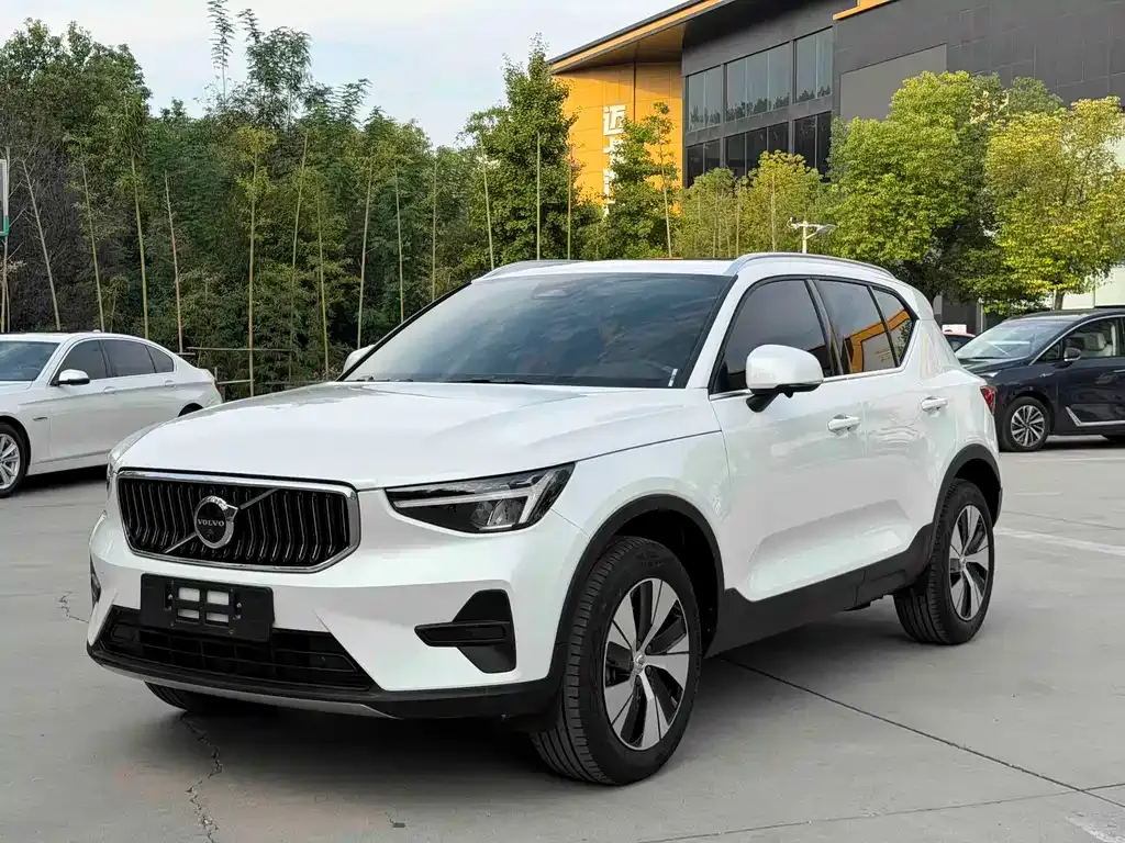 Volvo XC40 — фото 1
