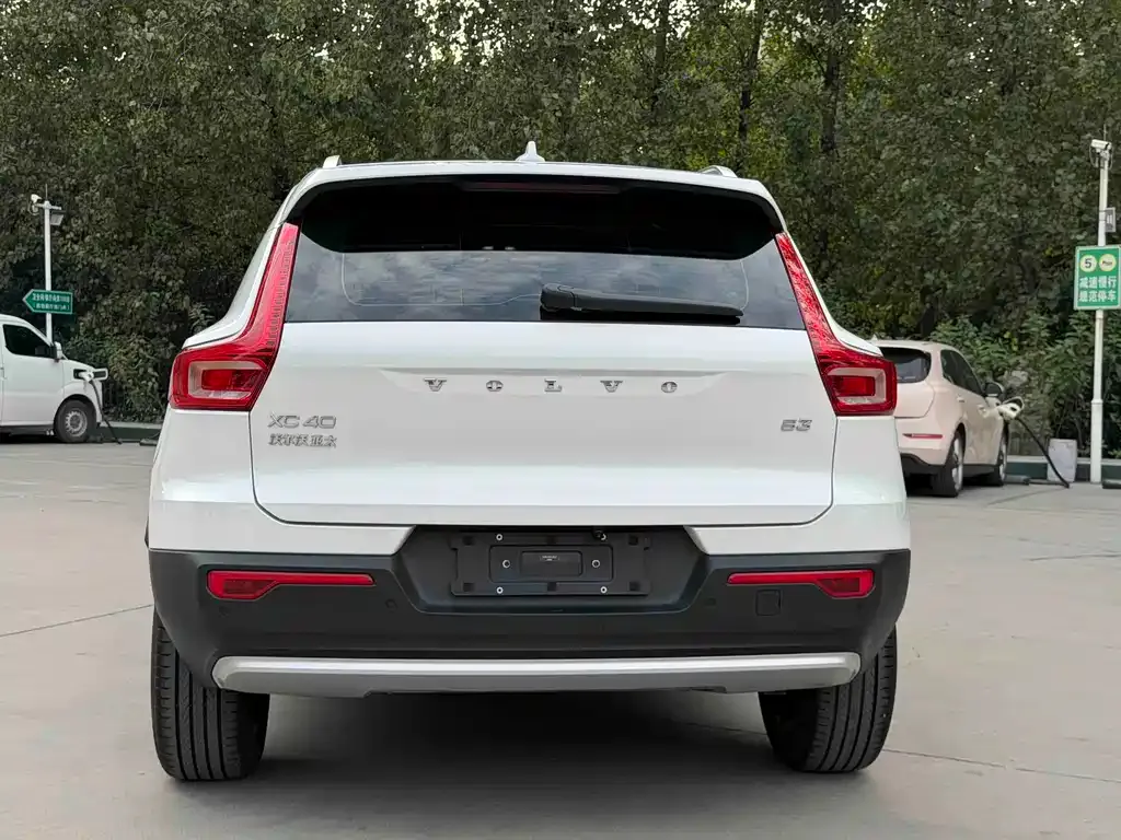 Volvo XC40 — фото 4