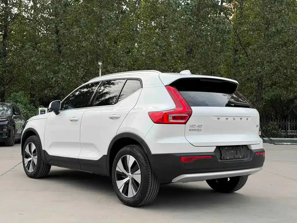 Volvo XC40 — фото 9