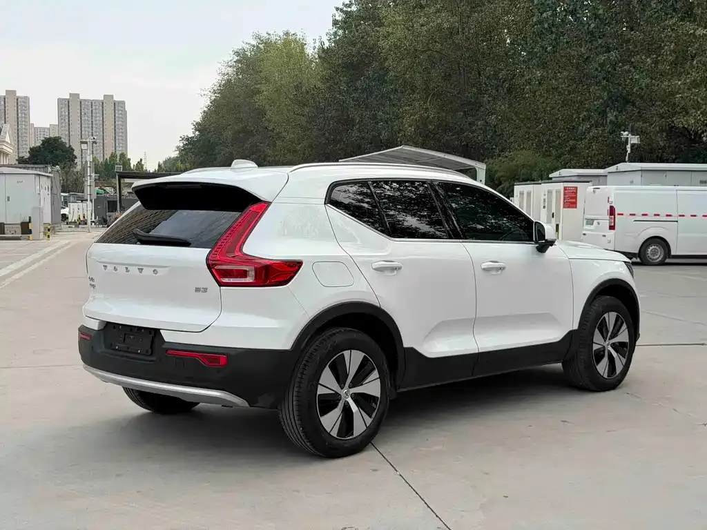 Volvo XC40 — фото 5