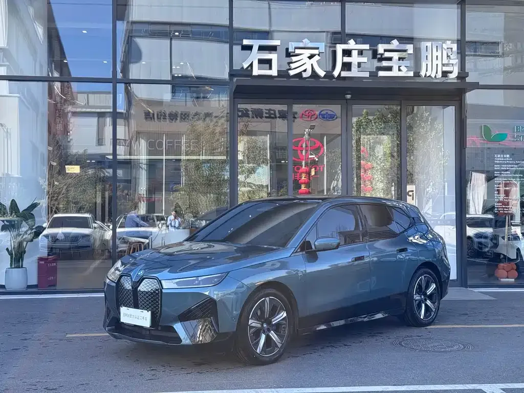 BMW iX — фото 1