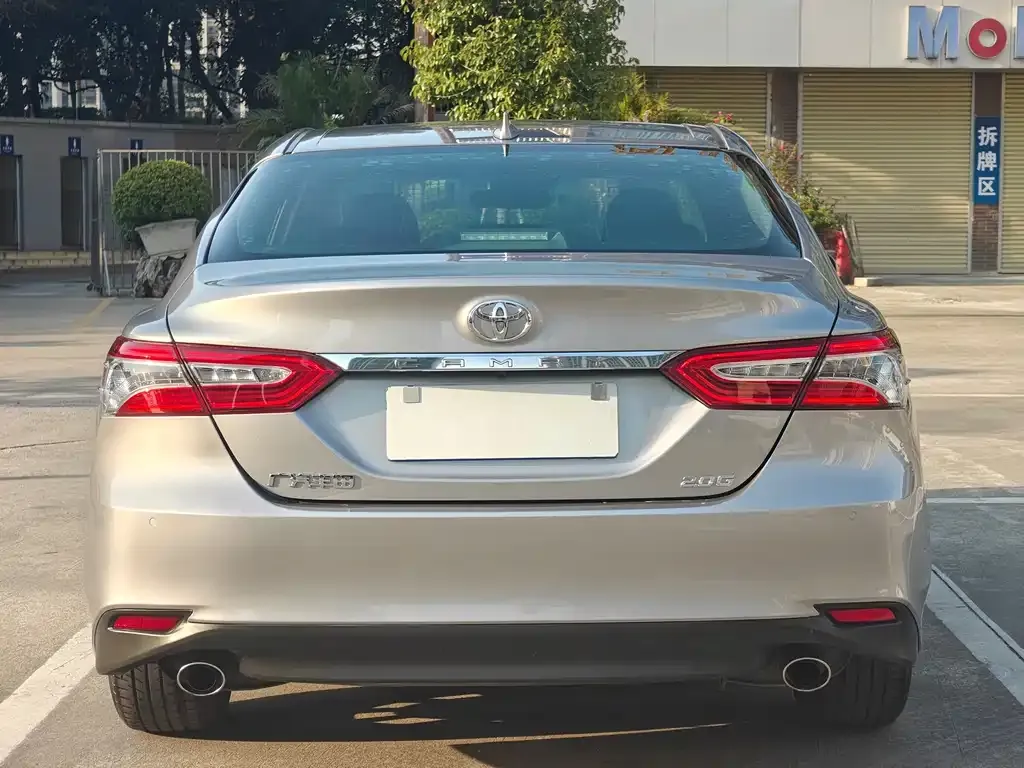 Toyota Camry — фото 2