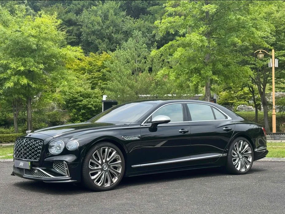 Bentley Flying Spur — фото 1