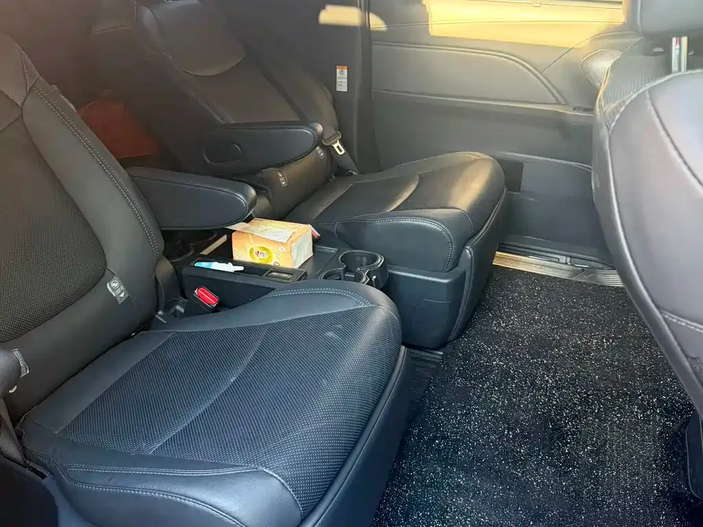 Toyota Sienna — фото 2