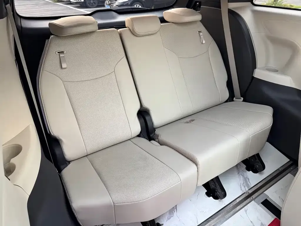 Toyota Granvia — фото 9
