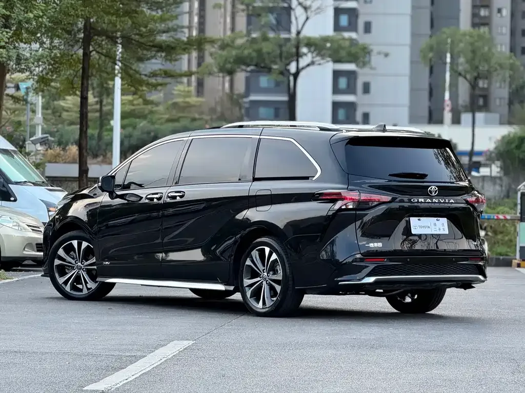Toyota Granvia — фото 4