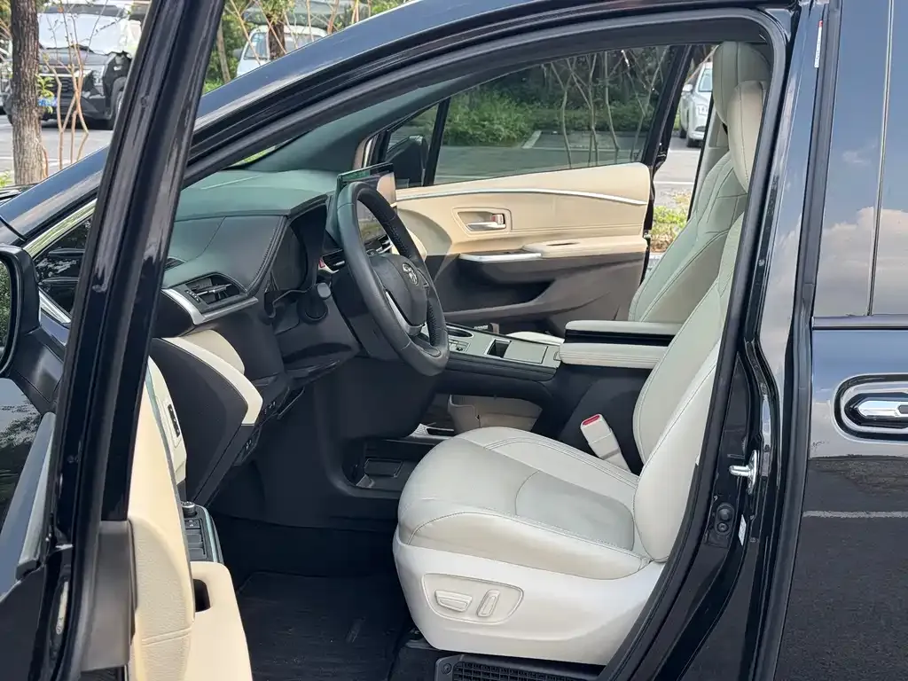 Toyota Granvia — фото 10
