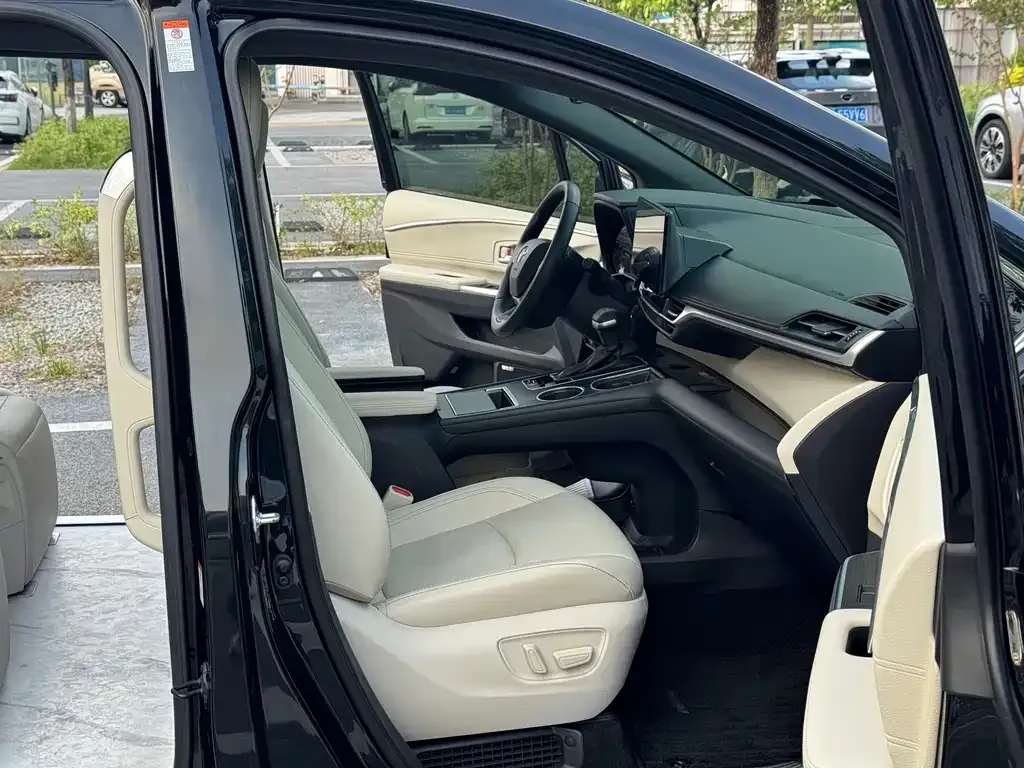 Toyota Granvia — фото 6