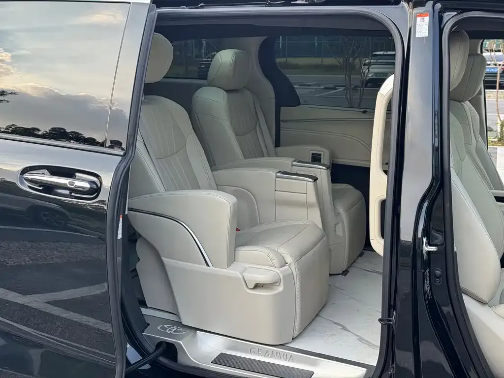Toyota Granvia — фото 7