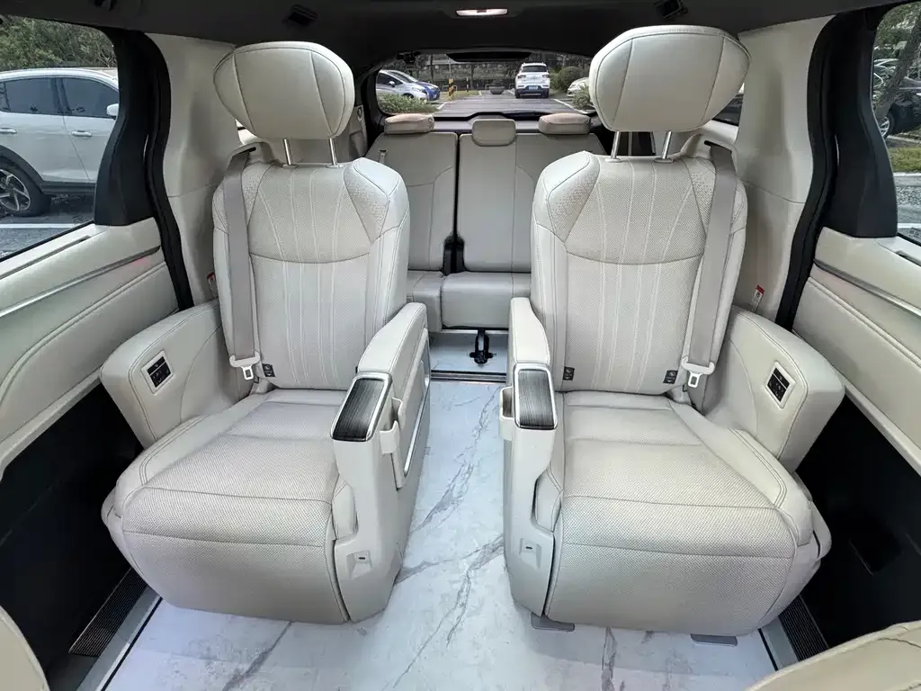 Toyota Granvia — фото 3