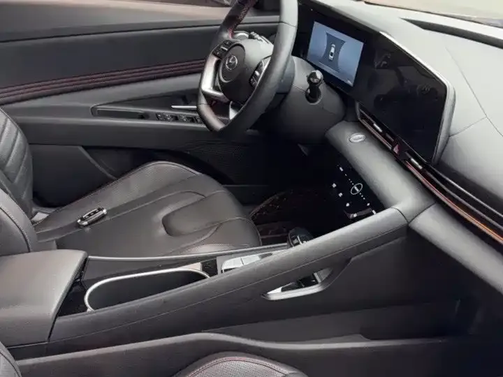 Hyundai Elantra — фото 3