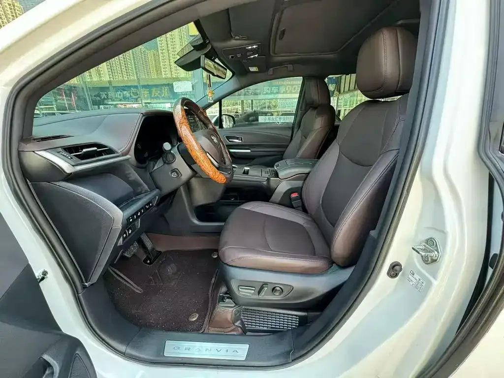 Toyota Granvia — фото 6