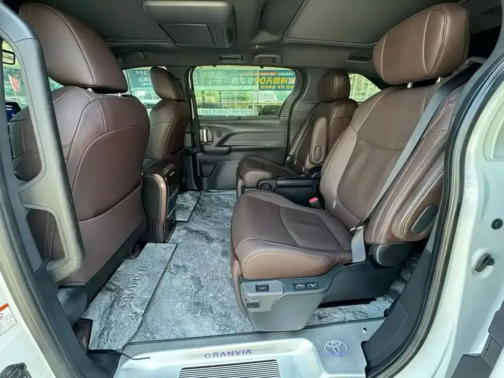 Toyota Granvia — фото 3