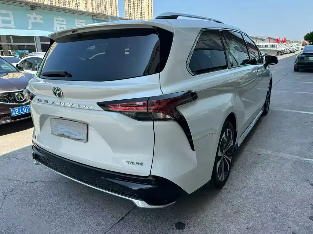 Toyota Granvia — фото 2