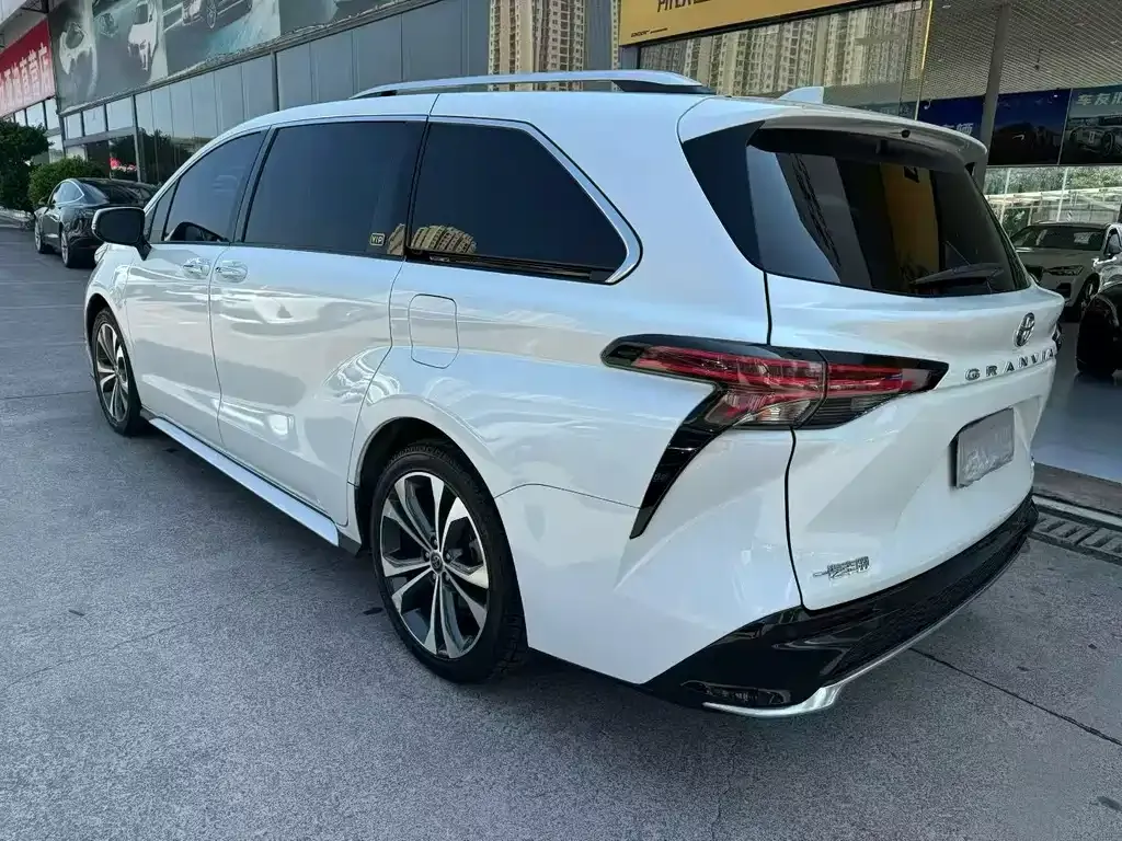 Toyota Granvia — фото 9
