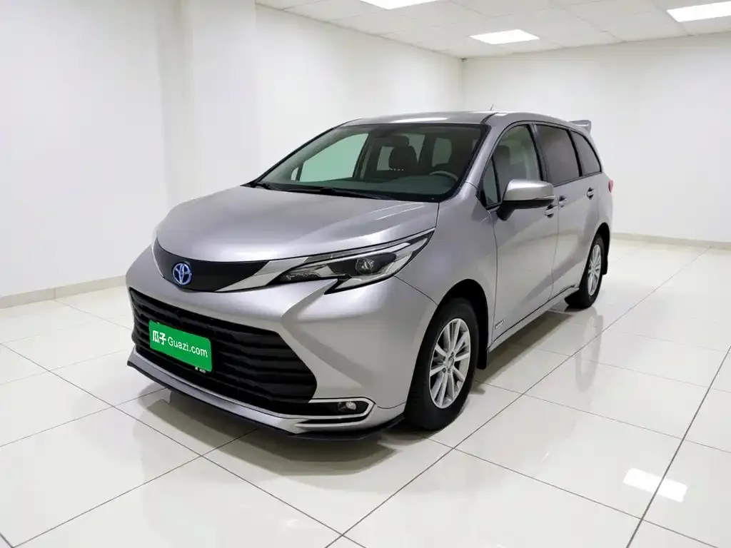 Toyota Sienna — фото 1