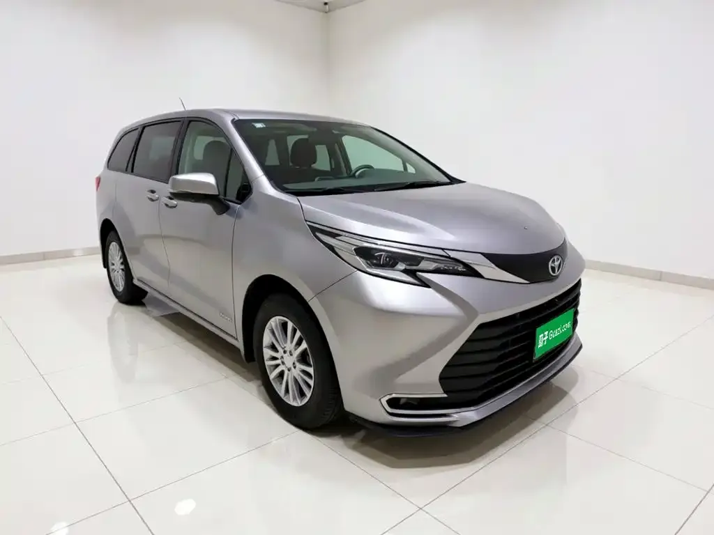 Toyota Sienna — фото 2