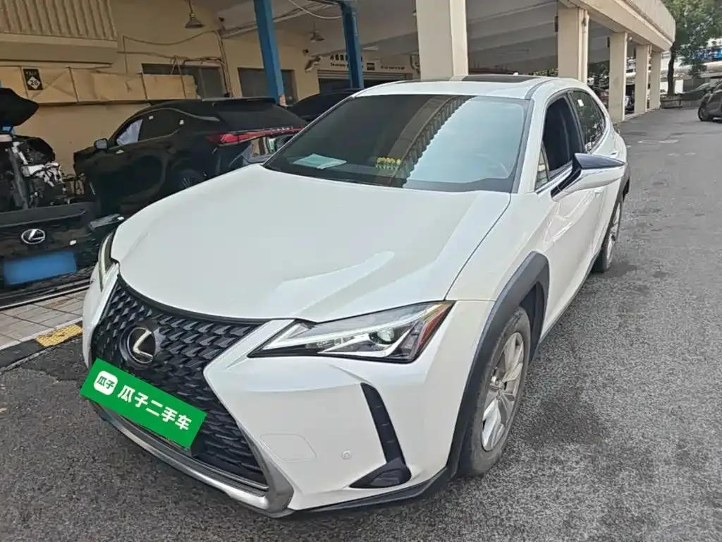 Lexus UX — фото 1