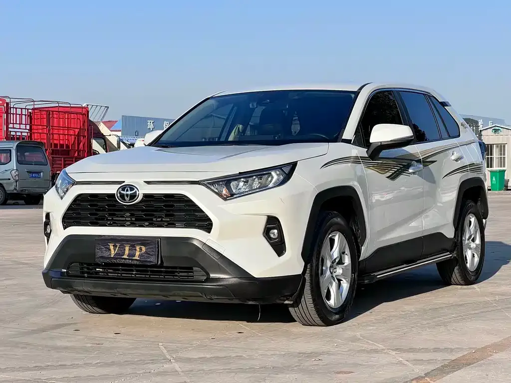 Toyota RAV4 — фото 1