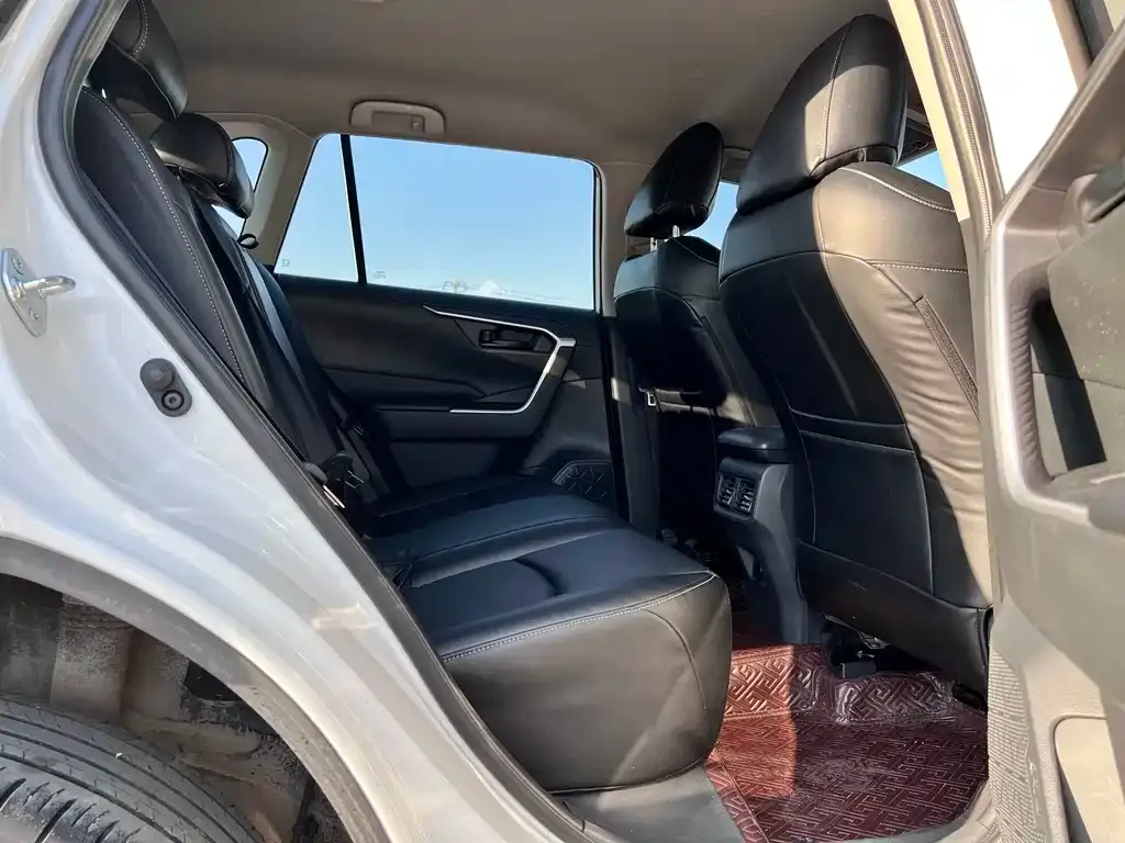 Toyota RAV4 — фото 7
