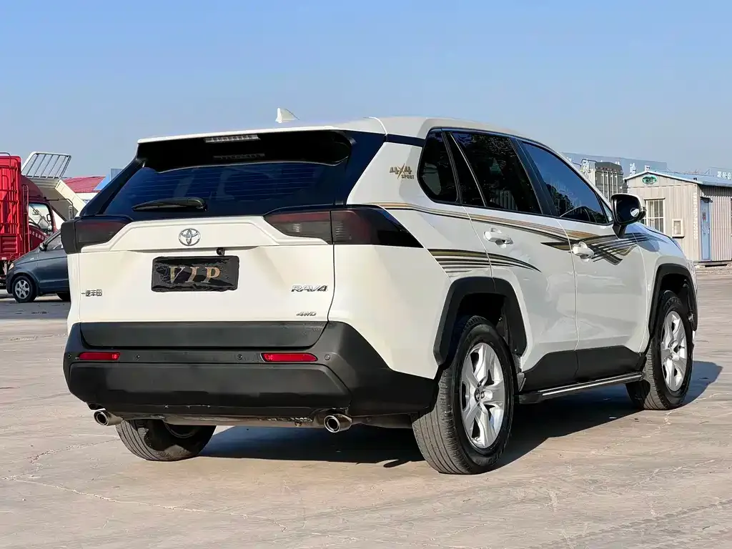 Toyota RAV4 — фото 8