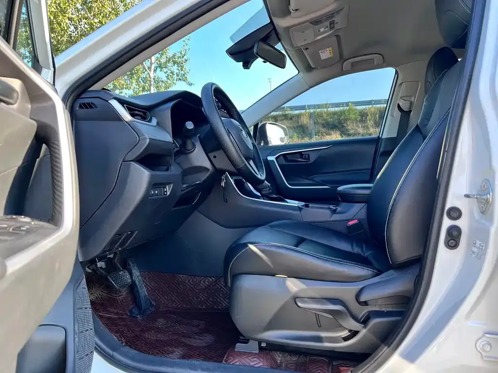 Toyota RAV4 — фото 3