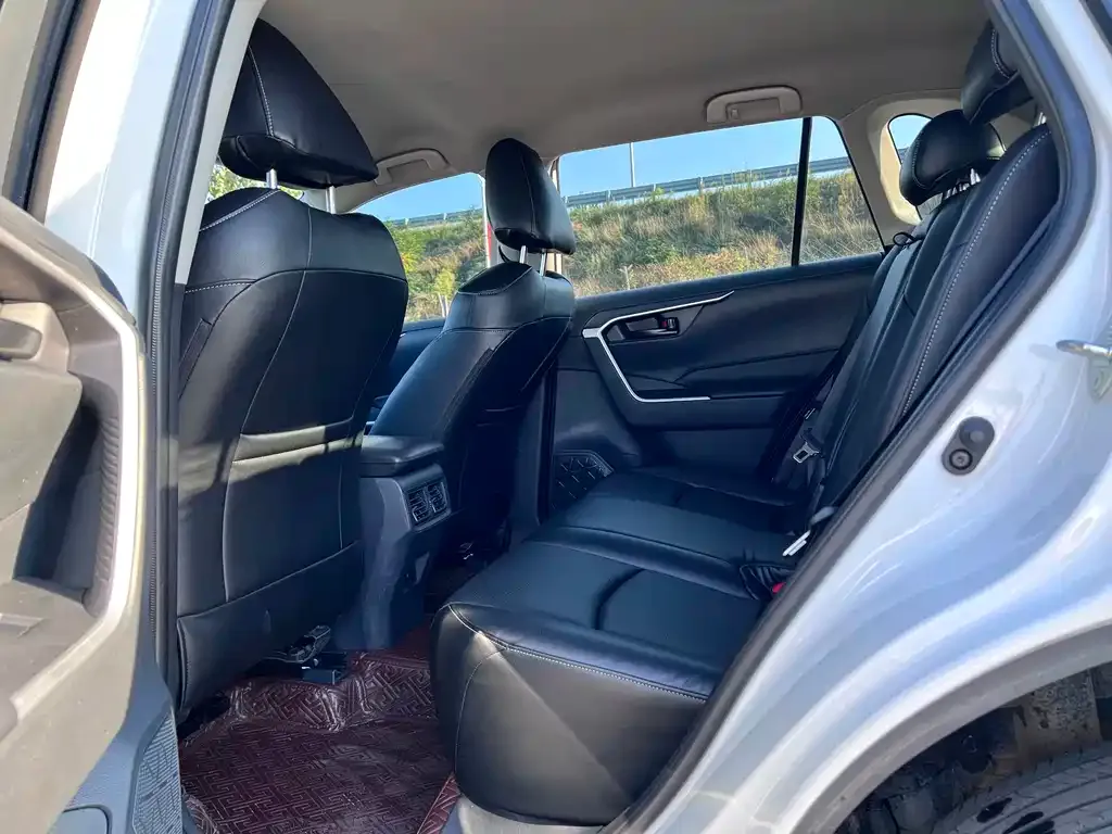 Toyota RAV4 — фото 9
