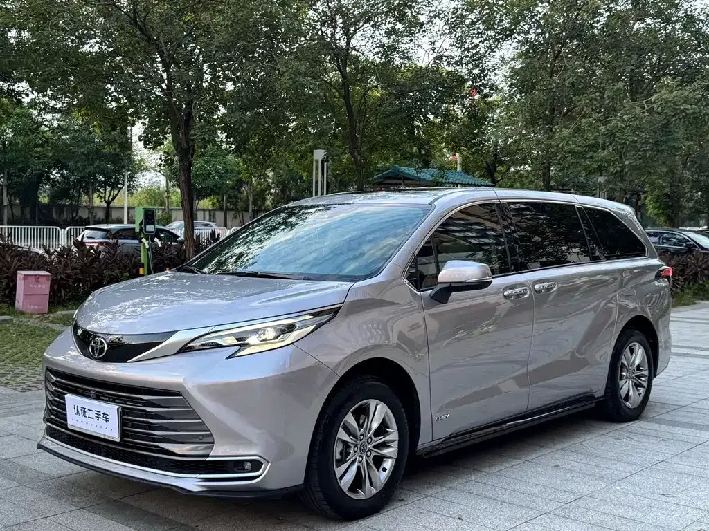 Toyota Sienna — фото 1